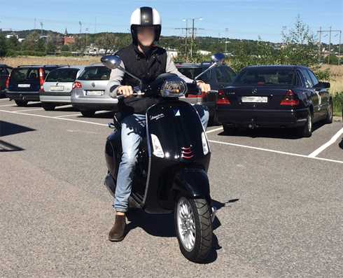 Svart Vespa Sprint 50 stulen i Billdal, söder om Göteborg